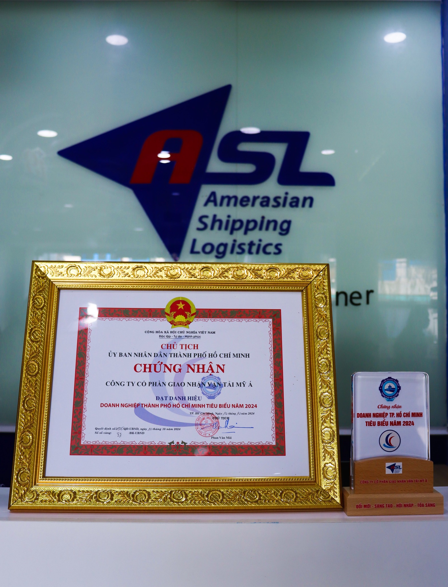 Chứng nhận danh hiệu "Doanh nghiệp TP. Hồ Chí Minh tiêu biểu" năm 2024