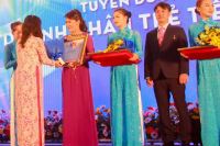 Bà Võ Thị Phương Lan – Chủ Tịch HĐQT, TGĐ ASL CORP - nhận giải thưởng “Doanh nhân trẻ xuất sắc Tp. Hồ Chí Minh” 2016
