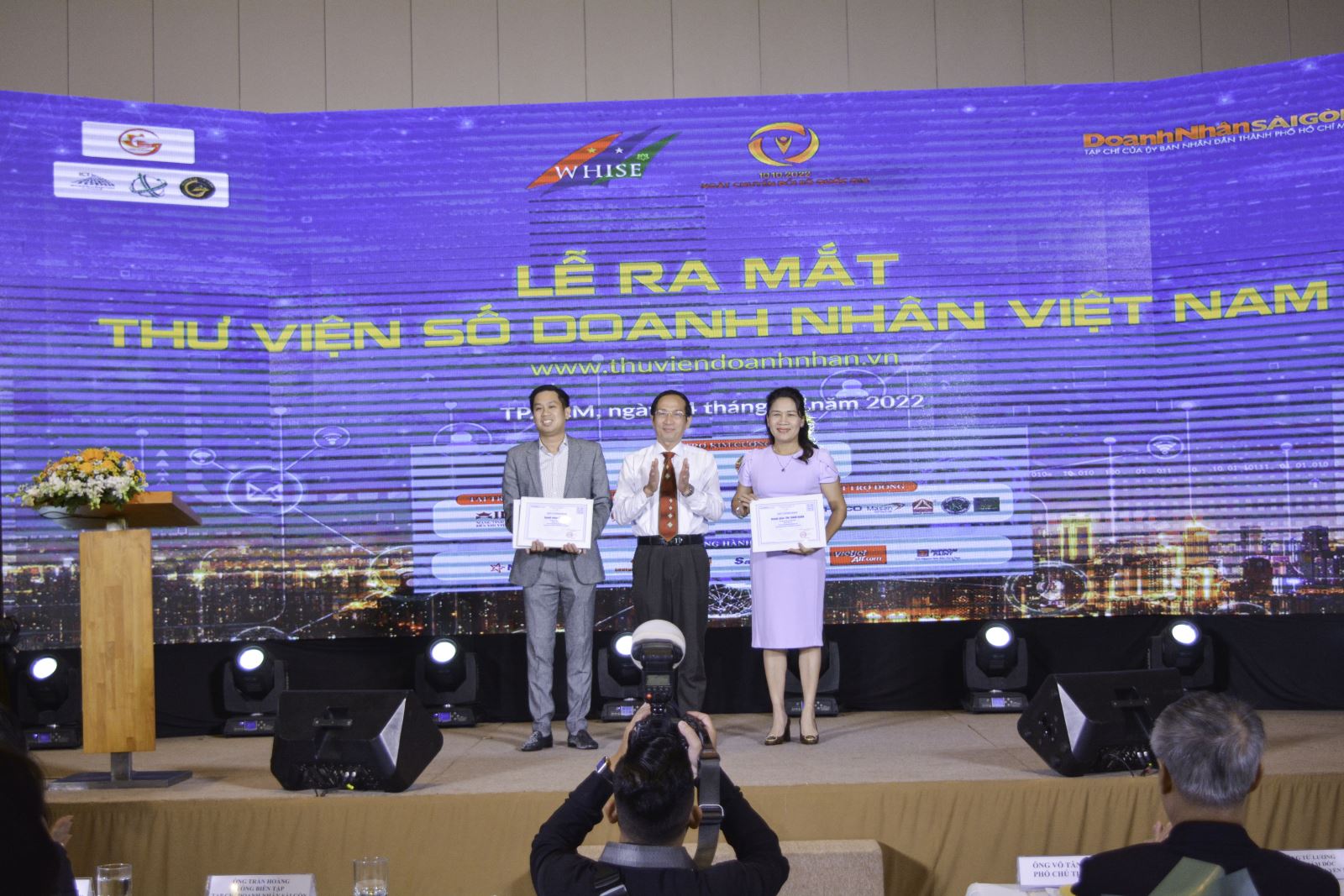 MRS. VO THI PHUONG LAN - CEO OF ASL LOGISTICS - IN HONOR OF AWARDING ACCOUNT TO SELF-UPDATE PERSONAL DATA ON THE VIETNAM BUSINESS LIBRARY SYSTEM