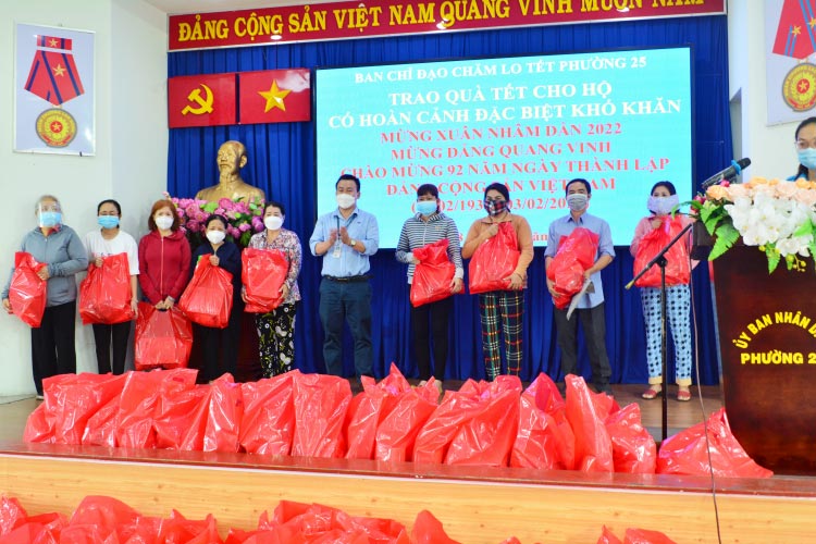 TRAO QUÀ TẾT CHO BÀ CON PHƯỜNG 25 – QUẬN BÌNH THẠNH